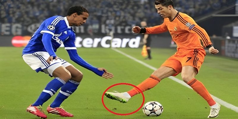 Rabona Là Gì? Kĩ Thuật Chơi Bóng Rabona Hay Nhất 2024 3 Điều chỉnh chân trụ và cố định trước khi xoay đá Rabona